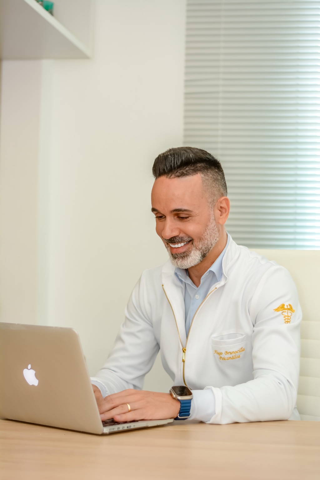 Hugo Brunocilla realizando atendimento online
