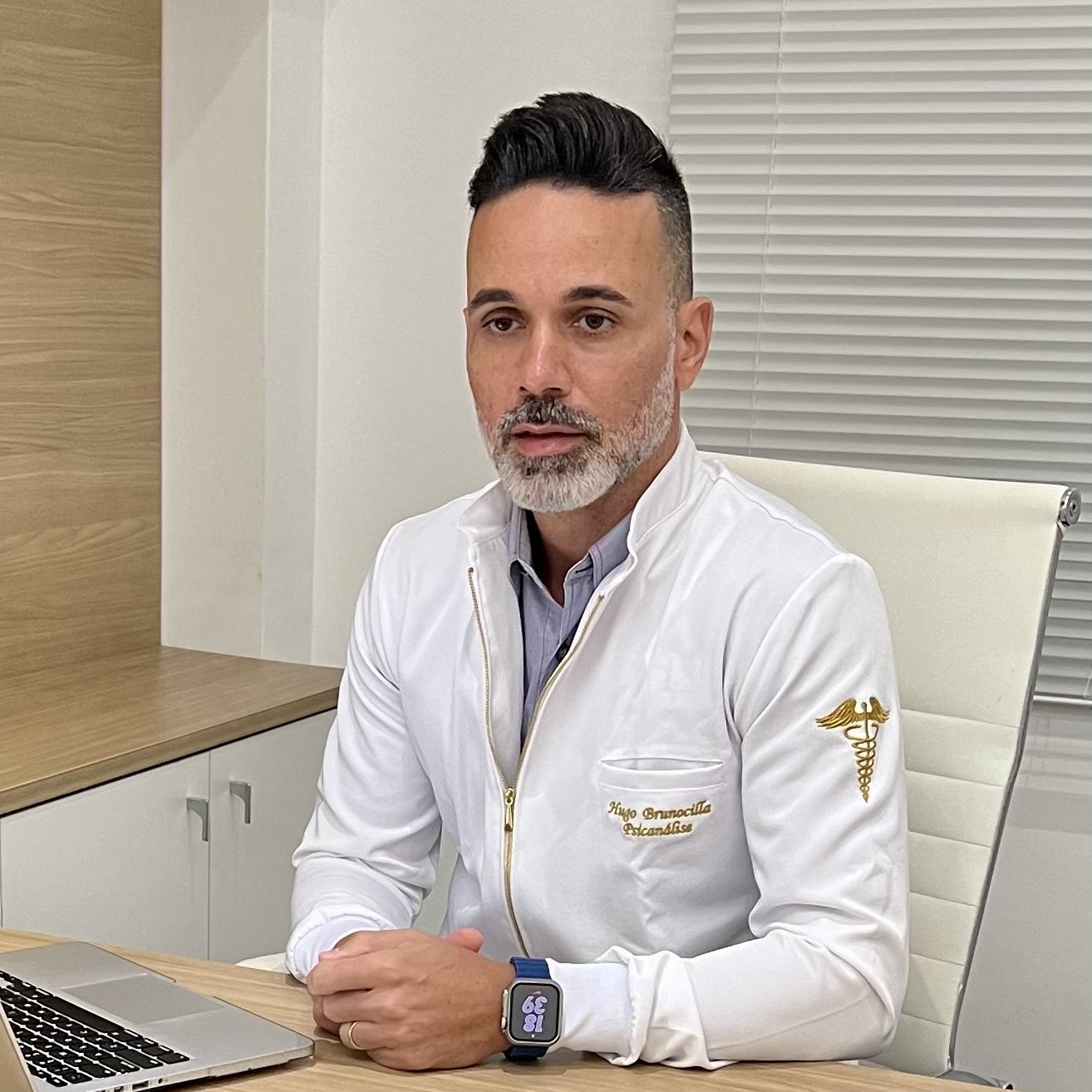 Hugo Brunocilla em seu consultório